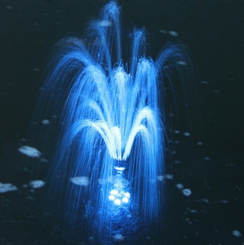 Eclairage jet d'eau led bleu sur