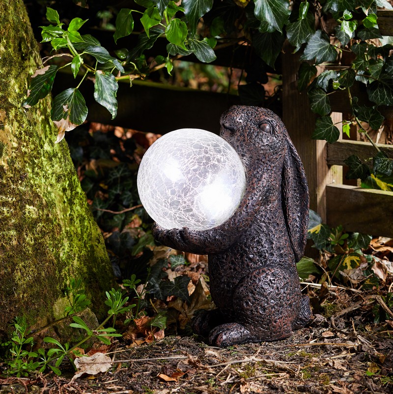 Statue de lapin décorative avec lumières solaires changeantes en