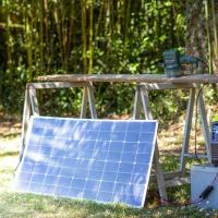 Kit complet station d'énergie autonome portative avec batterie Lithium 1000 Wh, à recharge secteur, allume cigare et solaire 120W semi-rigide, sorties 5V USB, 12V, 220V 