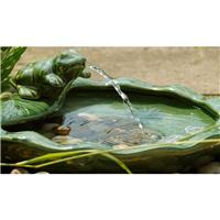 Fontaine solaire grenouille céramique émaillée verte