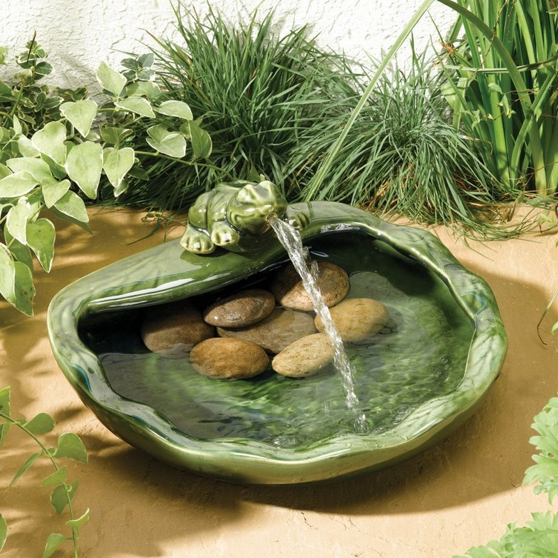 Fontaine solaire grenouille céramique émaillée verte sur