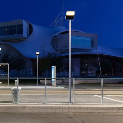 Éclairage solaire 1500 lumens mural ou poteau avec télécommande                 